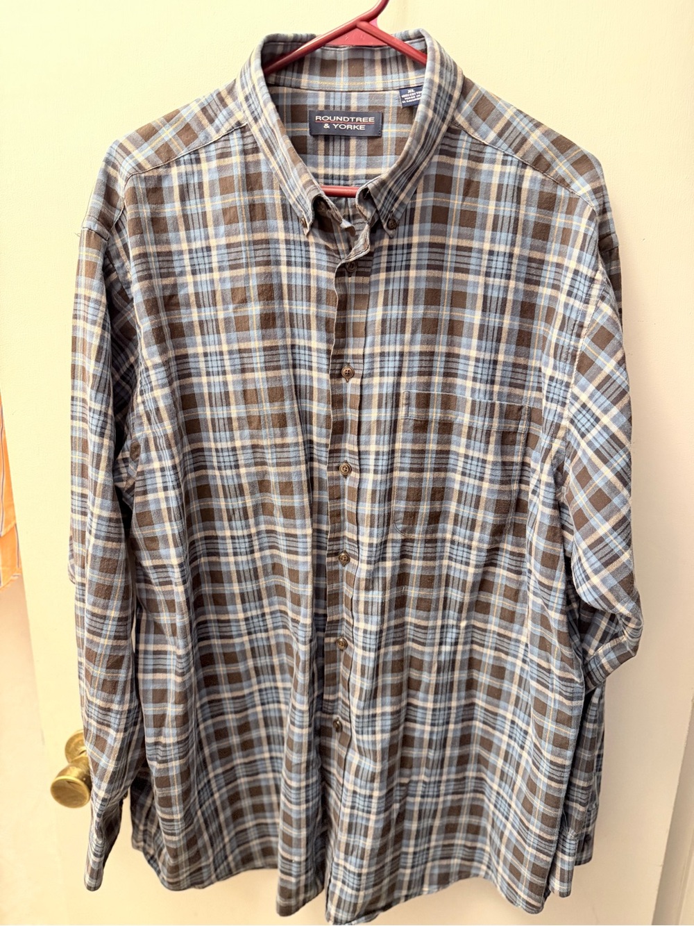 Men’s Roundtree & Yorke Brown and Light Blue Plaid Button-Down Shirt
